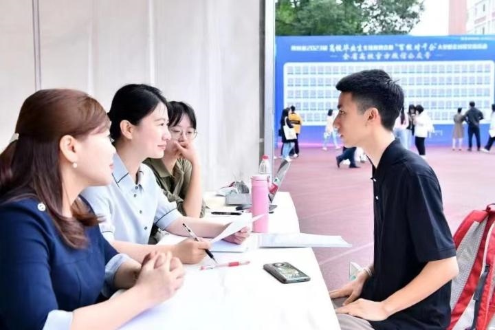 2023年5月7日，四川省2023屆高校畢業(yè)生專場招聘會暨“百校對千企”大型校企對接交流活動在成都理工大學舉行。（四川省教育廳供圖）