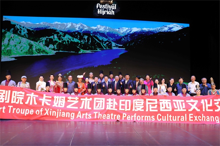 演出結(jié)束后陸慷大使和夫人及印尼官員與演職人員合影。中國駐印度尼西亞大使館供圖