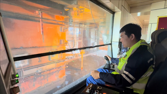 國家電投內蒙古公司南露天煤礦裝車站司機石繼立的操縱下，一次性60噸的煤炭穩(wěn)穩(wěn)裝入車廂。人民網(wǎng) 金洪花攝