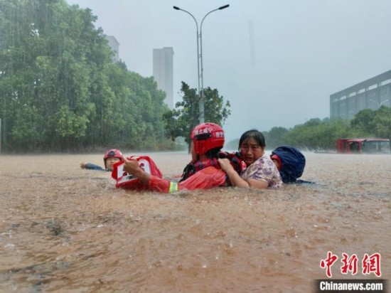 湖北咸寧暴雨引發(fā)內(nèi)澇， 消防營救民眾 朱燕林 攝