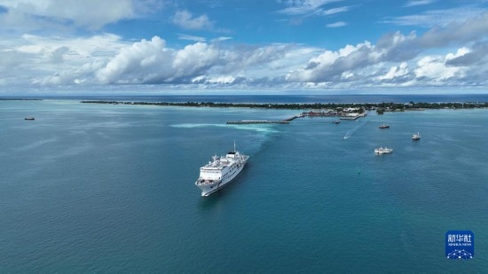 7月22日，中國海軍“和平方舟”號醫(yī)院船結束基里巴斯訪問，駛離塔拉瓦港。新華社發(fā)（桂江波 攝）