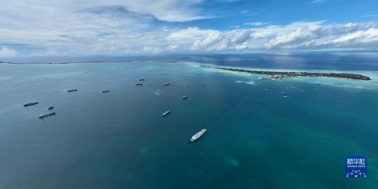 7月22日，中國海軍“和平方舟”號醫(yī)院船結束基里巴斯訪問，駛離塔拉瓦港。新華社發(fā)（桂江波 攝）