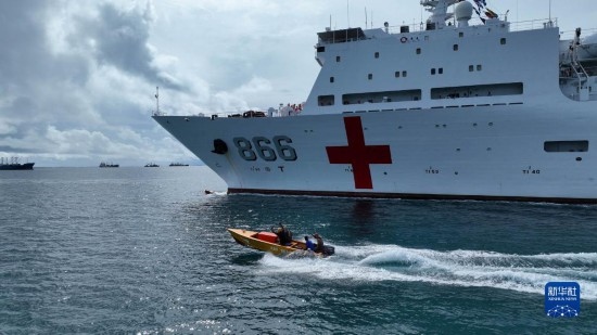 7月22日，中國海軍“和平方舟”號醫(yī)院船駛離塔拉瓦港途中，基里巴斯當?shù)孛癖婑{船揮手告別。新華社發(fā)（桂江波 攝）