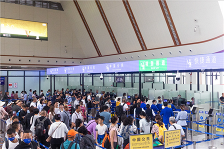7月22日，乘坐中老鐵路國(guó)際旅客列車的旅客在磨憨邊檢大廳排隊(duì)候檢。衛(wèi)海林 攝