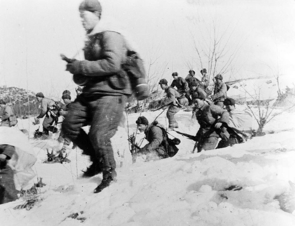 △中國(guó)人民志愿軍戰(zhàn)士向美軍進(jìn)攻的情形（1951年攝）。