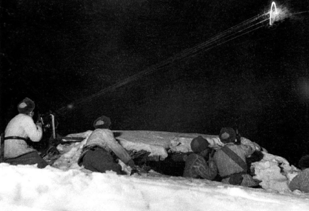  ↑1950年12月，在朝鮮長(zhǎng)津湖，中國(guó)人民志愿軍第27軍連隊(duì)機(jī)槍手向美軍陣地射擊。新華社發(fā)（張崇岫 攝）