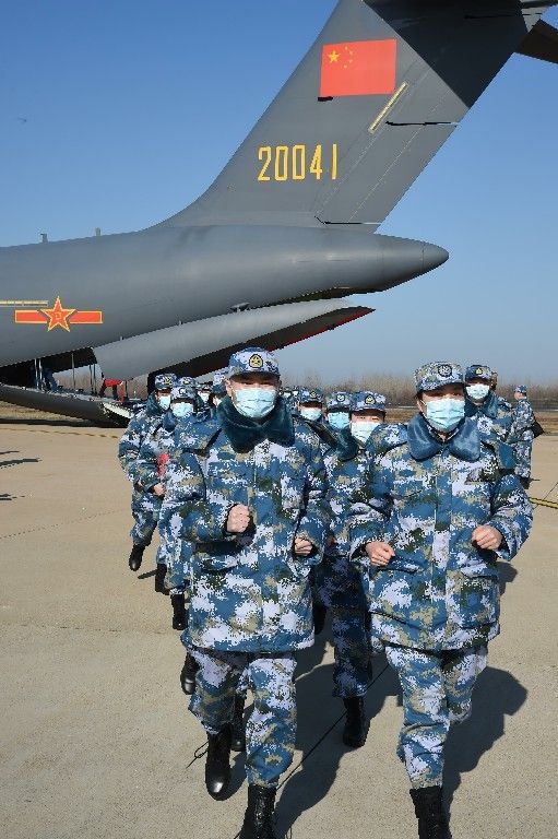↑2020年2月17日，一批軍隊(duì)支援湖北醫(yī)療隊(duì)員抵達(dá)武漢天河機(jī)場(chǎng)。新華社記者 黎云 攝