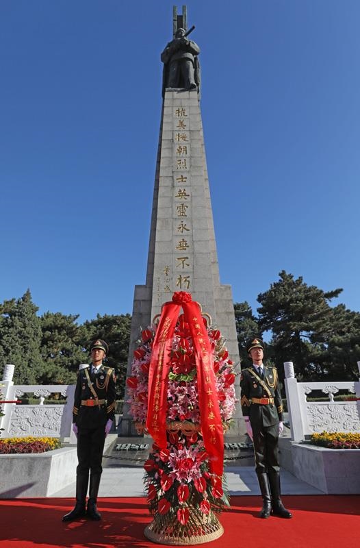 △2020年10月23日紀(jì)念中國(guó)人民志愿軍抗美援朝出國(guó)作戰(zhàn)70周年大會(huì)召開(kāi)前，以習(xí)近平總書記名義敬獻(xiàn)花籃儀式在遼寧沈陽(yáng)抗美援朝烈士陵園、丹東抗美援朝紀(jì)念塔等地隆重舉行。圖為在遼寧沈陽(yáng)抗美援朝烈士陵園舉行的敬獻(xiàn)花籃儀式。