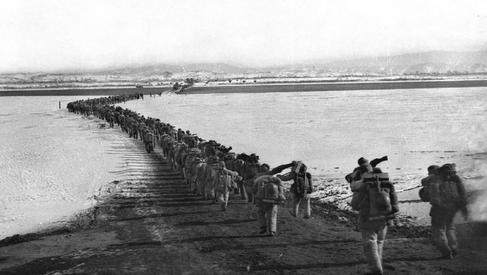 ↑1950年10月19日，中國(guó)人民志愿軍雄赳赳、氣昂昂跨過鴨綠江，和朝鮮人民一道共同抗擊侵略者。新華社發(fā)（黎民 攝）