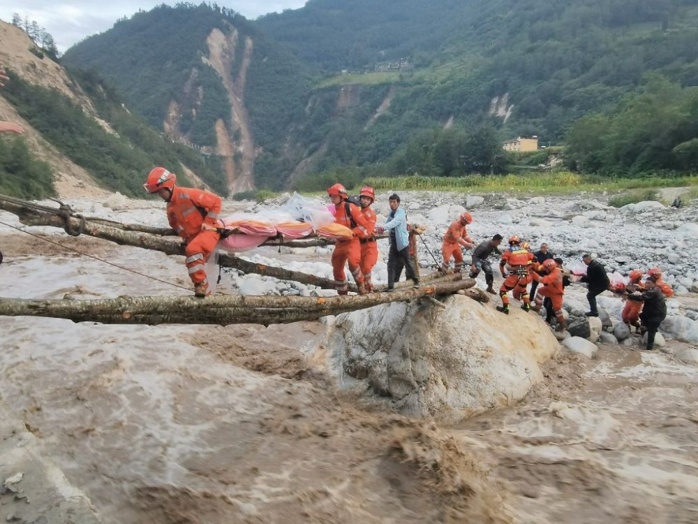 ↑2022年9月5日，武警四川總隊(duì)機(jī)動(dòng)第二支隊(duì)官兵在甘孜州瀘定縣磨西鎮(zhèn)磨子溝村搭建臨時(shí)木橋轉(zhuǎn)移被困群眾（手機(jī)照片）。新華社發(fā)（洪福樂 攝）