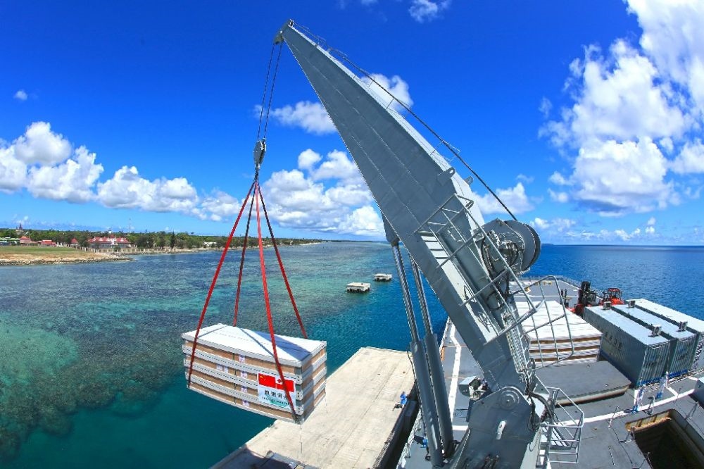 ↑赴湯加執(zhí)行運(yùn)送救災(zāi)物資任務(wù)的中國(guó)海軍艦艇編隊(duì)在努庫阿洛法港卸載移動(dòng)板房（2022年2月19日攝）。新華社發(fā)（薛成清 攝）