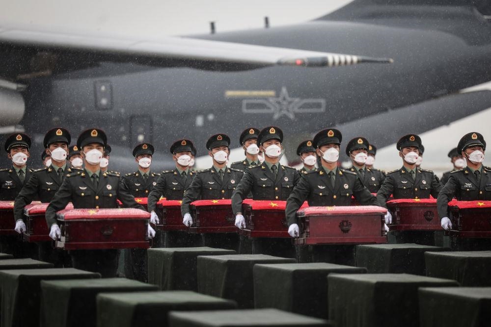 △2022年9月16日，載運(yùn)著88位在韓中國(guó)人民志愿軍烈士遺骸及837件遺物的空軍專機(jī)降落在沈陽(yáng)桃仙國(guó)際機(jī)場(chǎng)，英雄們回到祖國(guó)懷抱。
