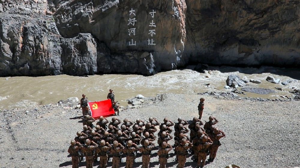 ↑某邊防團(tuán)官兵在“大好河山 寸土不讓”標(biāo)語前舉行重溫入黨誓詞儀式（資料照片）。新華社發(fā)（鄭曉林 攝）