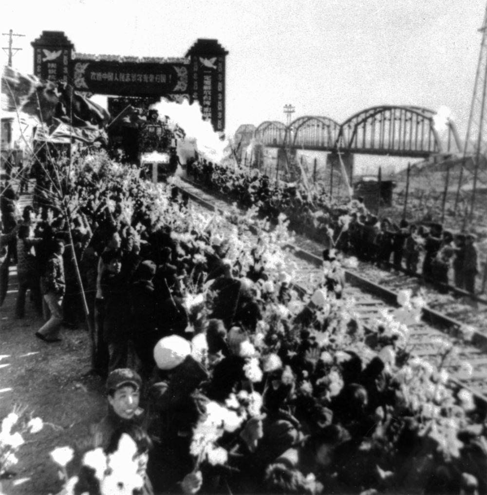 △1958年10月26日，列車駛過(guò)鴨綠江畔的凱旋門，中國(guó)人民志愿軍戰(zhàn)士回到祖國(guó)懷抱。