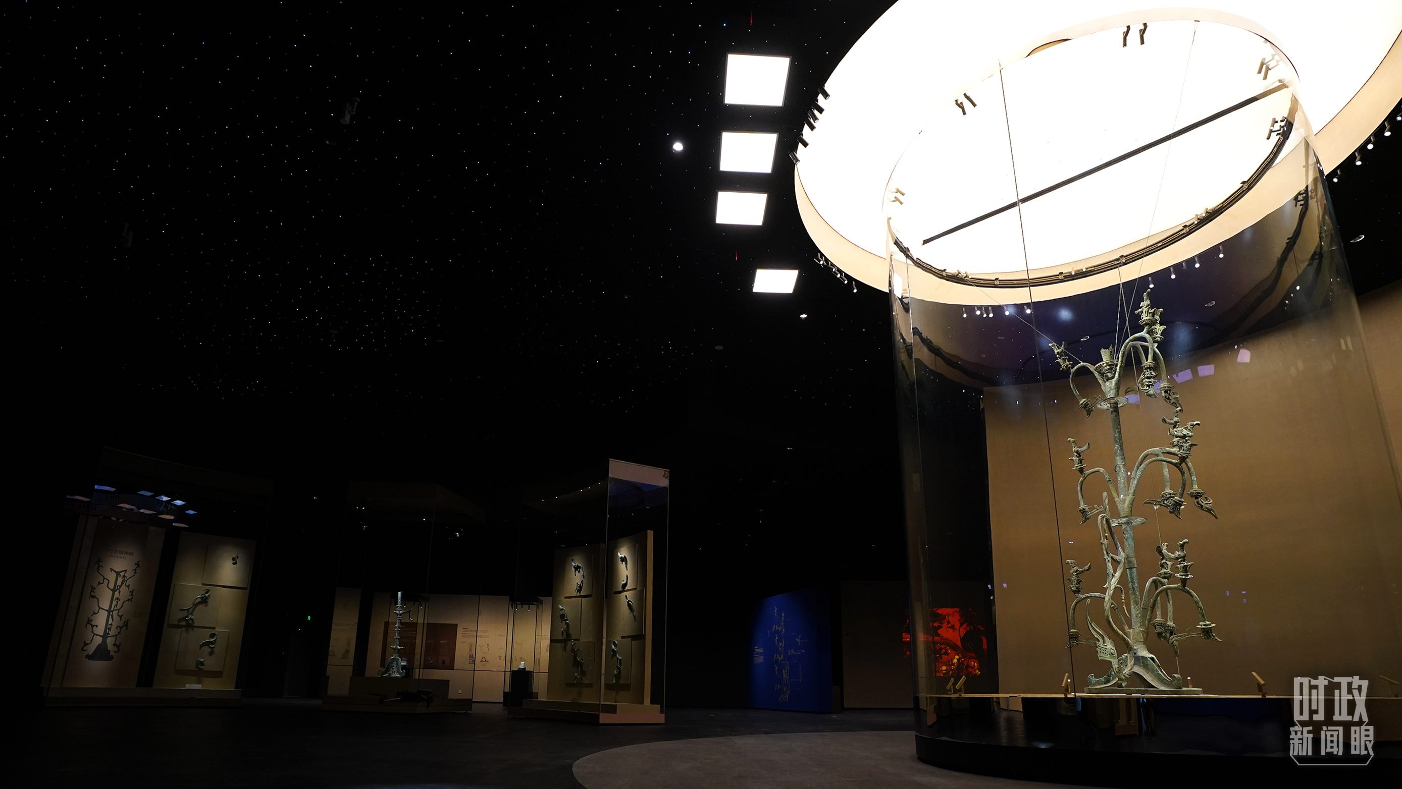 △三星堆出土的青銅神樹。（總臺國廣記者李晉拍攝）