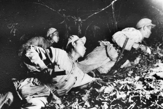 在1952年秋季的上甘嶺戰(zhàn)役中，堅(jiān)守在坑道里的戰(zhàn)士準(zhǔn)備夜間出擊。新華社發(fā)（資料照片）