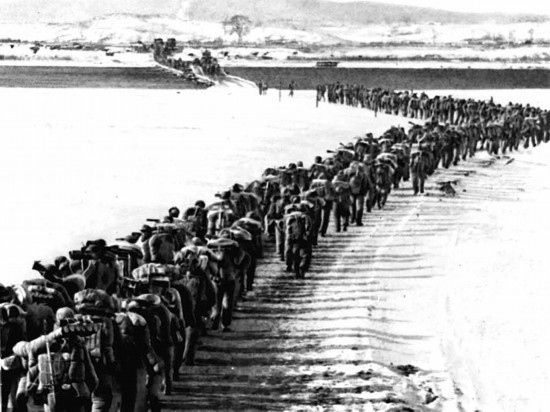 1950年，美帝國主義把侵略的戰(zhàn)火燒到了鴨綠江邊。為保家衛(wèi)國，中國人民的優(yōu)秀兒女組織起志愿軍，跨過鴨綠江，與朝鮮軍民一道英勇打擊美國侵略軍。新華社發(fā)（資料照片）