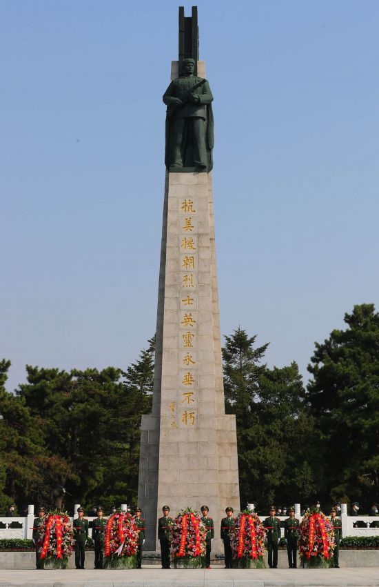 2022年9月30日，遼寧省暨沈陽市向烈士紀(jì)念碑敬獻(xiàn)花籃儀式在沈陽抗美援朝烈士陵園紀(jì)念碑廣場舉行。新華社記者 楊青 攝