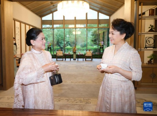  7月27日下午，國家主席習近平夫人彭麗媛在四川成都會見陪同印度尼西亞總統(tǒng)佐科來華出席第31屆世界大學生夏季運動會開幕式并訪華的總統(tǒng)夫人伊莉亞娜。這是彭麗媛邀請伊莉亞娜觀看茶藝表演，并同伊莉亞娜親切茶敘。新華社記者 丁林 攝
