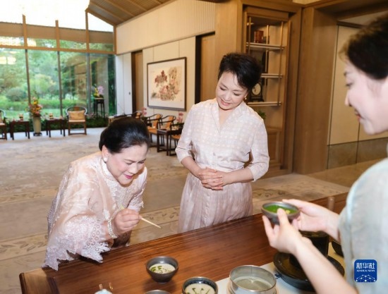 7月27日下午，國家主席習近平夫人彭麗媛在四川成都會見陪同印度尼西亞總統(tǒng)佐科來華出席第31屆世界大學生夏季運動會開幕式并訪華的總統(tǒng)夫人伊莉亞娜。這是彭麗媛邀請伊莉亞娜觀看茶藝表演，并同伊莉亞娜親切茶敘。新華社記者 丁林 攝