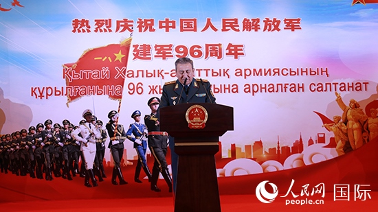 哈國防部副部長卡馬列特季諾夫中將發(fā)表致辭。人民網(wǎng)記者 李強攝