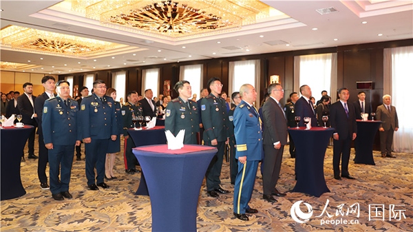 中國(guó)駐蒙古國(guó)使館慶祝建軍96周年招待會(huì)現(xiàn)場(chǎng)。人民網(wǎng)記者 霍文攝