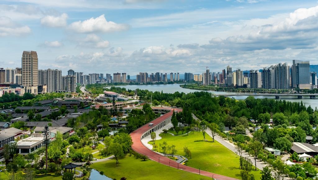 4月30日拍攝的天漢濕地公園景色。新華社發(fā)（李偉 攝）