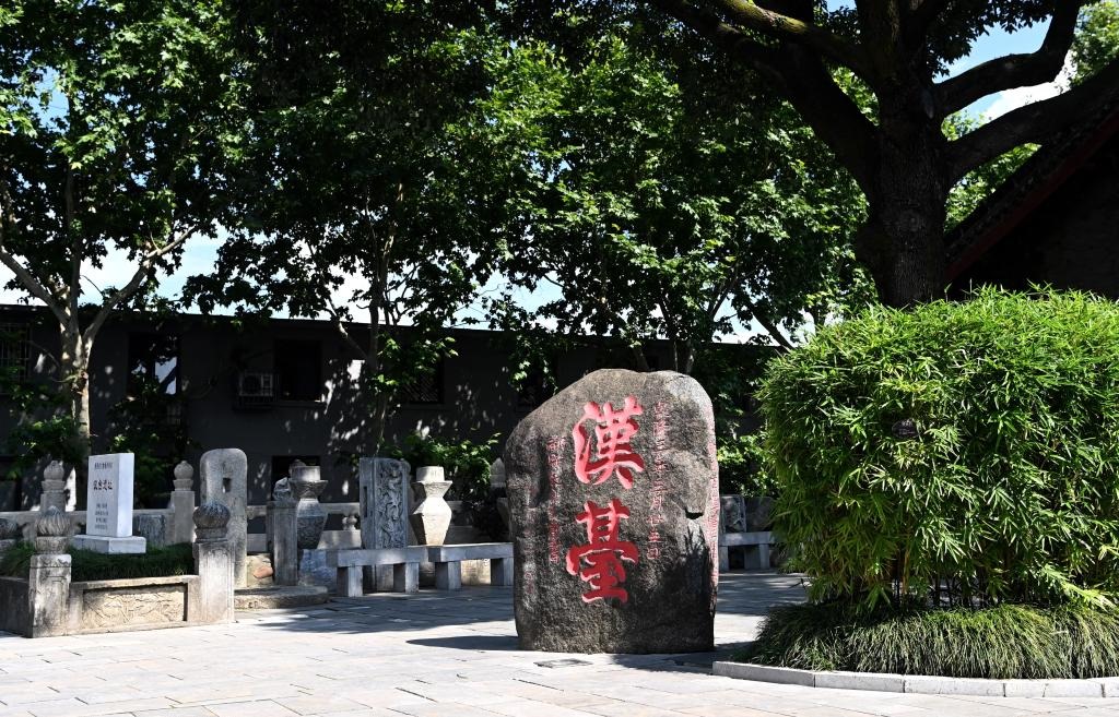 近日拍攝的陜西省漢中市博物館內(nèi)的“漢臺”石碑。新華社記者 劉瀟 攝
