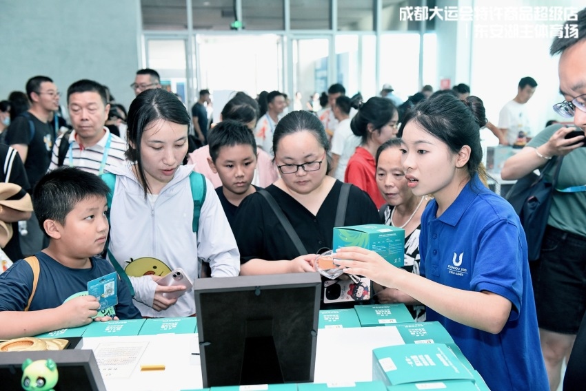 在特許商品零售店挑選“蓉寶”的顧客。人民網(wǎng)記者 朱虹攝