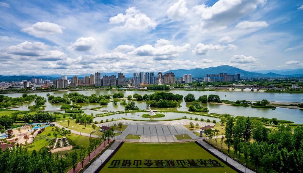 4月30日拍攝的天漢濕地公園景色。新華社發(fā)（李偉 攝）