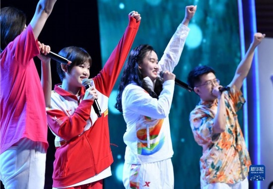 7月29日，中國運動員張家齊（左二）在聯(lián)歡會現(xiàn)場演唱。新華社記者 張端 攝