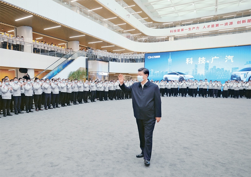 2023年4月10日至13日，中共中央總書記、國家主席、中央軍委主席習(xí)近平在廣東考察。這是12日下午，習(xí)近平在廣汽研究院向職工們揮手致意。 新華社記者 鞠鵬/攝