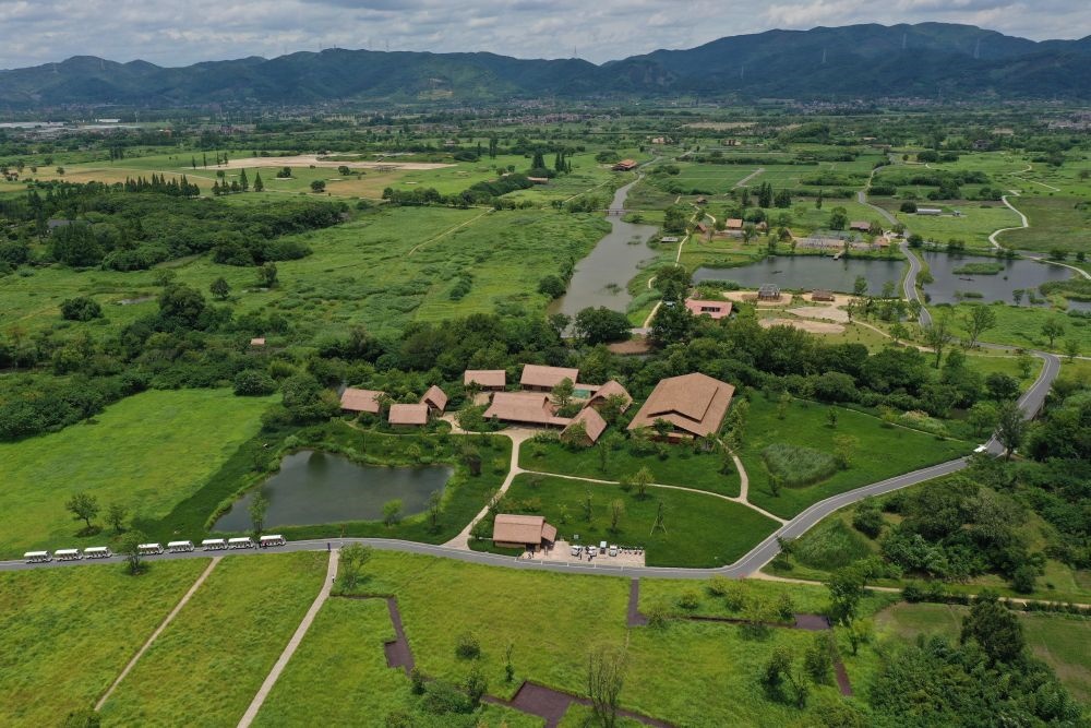 這是在浙江省杭州市余杭區(qū)拍攝的良渚古城遺址公園（2022年7月6日攝，無人機(jī)照片）。新華社記者 黃宗治 攝