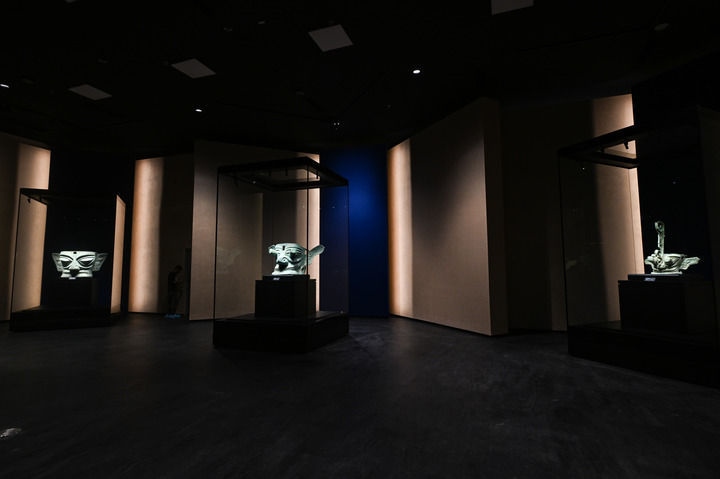 7月26日在三星堆博物館新館拍攝的展品。新華社記者 王曦 攝