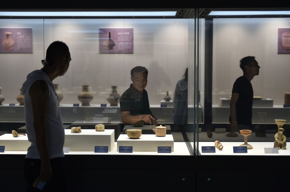 游人在廣西合浦縣漢代文化博物館內(nèi)參觀（2019年5月24日攝）。新華社記者 魯鵬 攝
