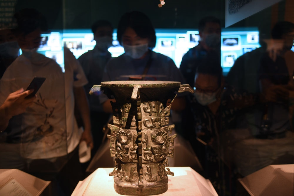 觀眾在北京中國國家博物館“宅茲中國——寶雞出土青銅器與金文精華”展上參觀西周早期禮器何尊（2020年8月14日攝）。新華社記者 金良快 攝