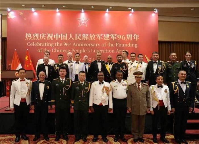 圖為徐勝武官與參加招待會的各國武官、武官處代表合影。中國駐印度尼西亞使館供圖