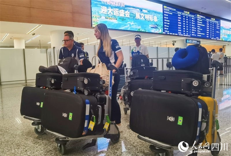 圖為取完行李的巴西代表團(tuán)成員。人民網(wǎng)記者 王洪江攝