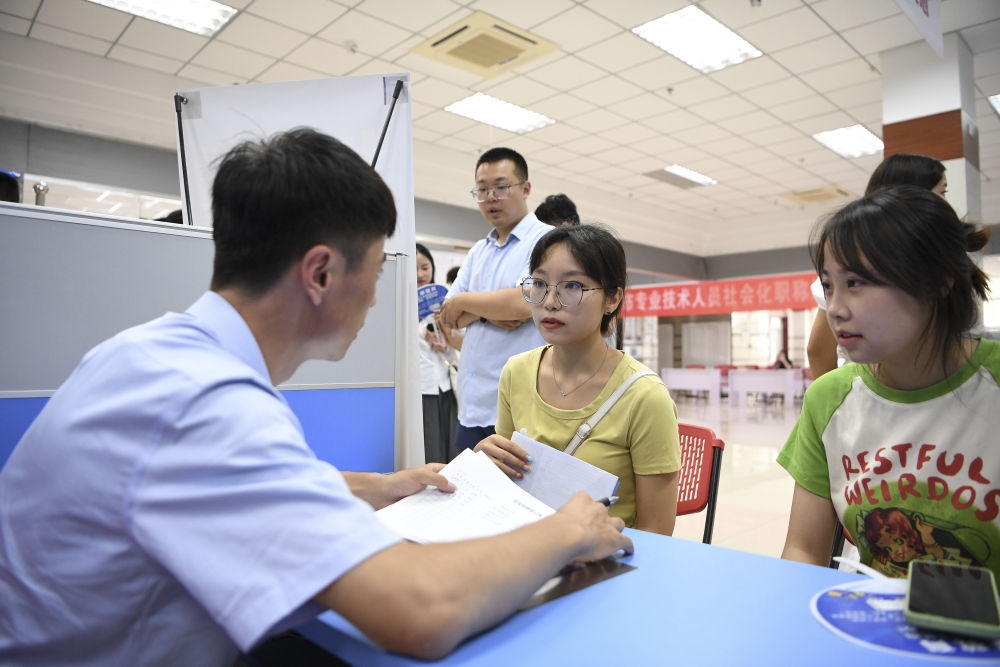 2023年7月29日，“揚就業(yè)之帆，啟夢想之旅”2023年寧夏（銀川）離校未就業(yè)高校畢業(yè)生招聘會在寧夏（銀川）人力資源服務(wù)產(chǎn)業(yè)園舉行。求職者（右）在招聘會現(xiàn)場與用人單位交流。新華社記者 馮開華 攝