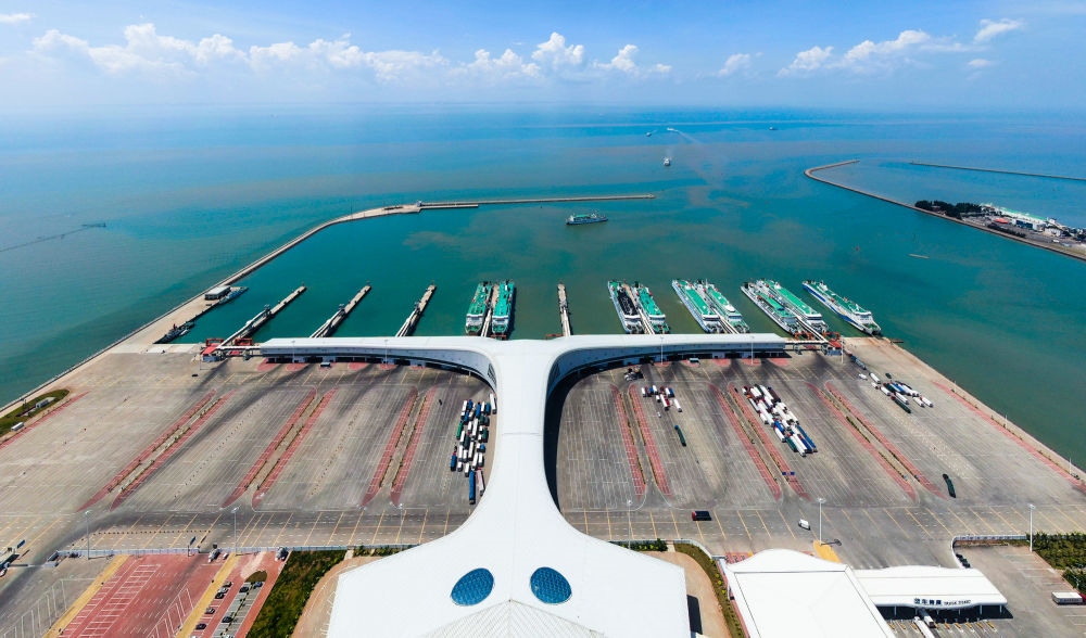廣東省湛江市徐聞港風(fēng)光（2023年5月26日攝，無人機照片）。徐聞港是瓊州海峽北岸最主要的客貨運輸港口，是連接粵港澳大灣區(qū)與海南自由貿(mào)易港的重要港口。新華社記者 鄧華 攝
