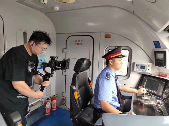 記者采訪中歐班列（成都）首發(fā)司機(jī)仲俊斕。成都機(jī)務(wù)段供圖