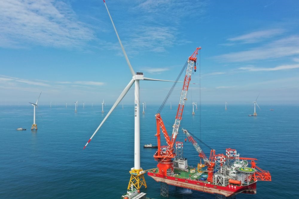 2023年6月28日拍攝的全球首臺16兆瓦海上風(fēng)電機組吊裝現(xiàn)場（無人機照片）。新華社記者 林善傳 攝