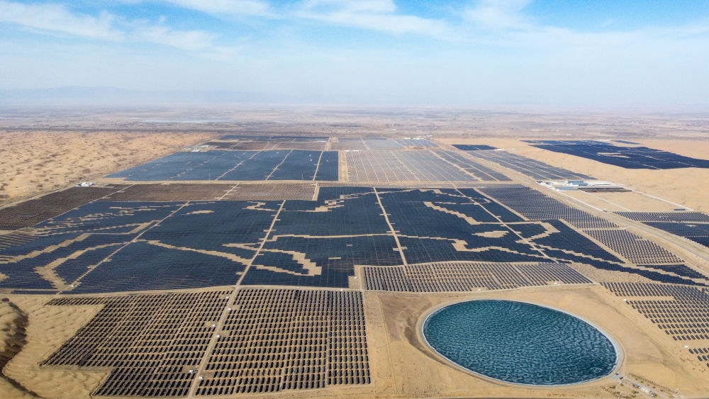 2023年3月3日在內(nèi)蒙古鄂爾多斯市達拉特旗拍攝的光伏發(fā)電基地（無人機照片）。新華社記者 貝赫 攝