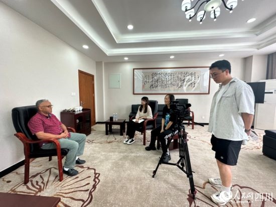 記者在成都紡織高等?？茖W(xué)校進(jìn)行采訪。人民網(wǎng)記者 王波攝