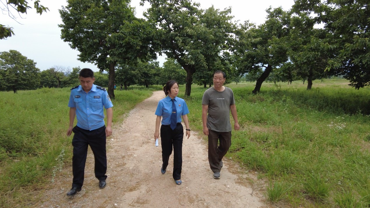惠琳琳一行向當(dāng)?shù)卮迕窳私獍謇豕艠淙罕Ｗo(hù)情況。人民網(wǎng) 黨童攝