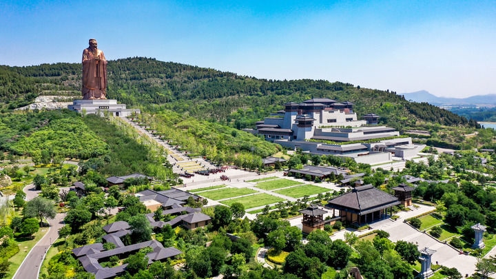 這是2023年6月8日拍攝的山東省曲阜市尼山圣境（無人機照片）。新華社記者 郭緒雷 攝