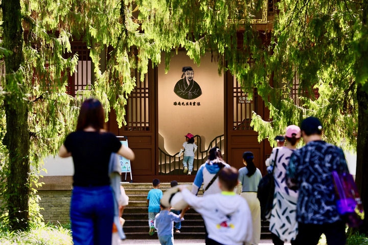 游客參觀位于福建武夷山朱熹園的武夷精舍（2022年6月6日攝）。新華社記者 姜克紅 攝