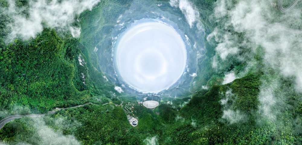 6月22日拍攝的“中國天眼”全景（維護(hù)保養(yǎng)期間拍攝，無人機全景拼接照片）。新華社記者 歐東衢 攝