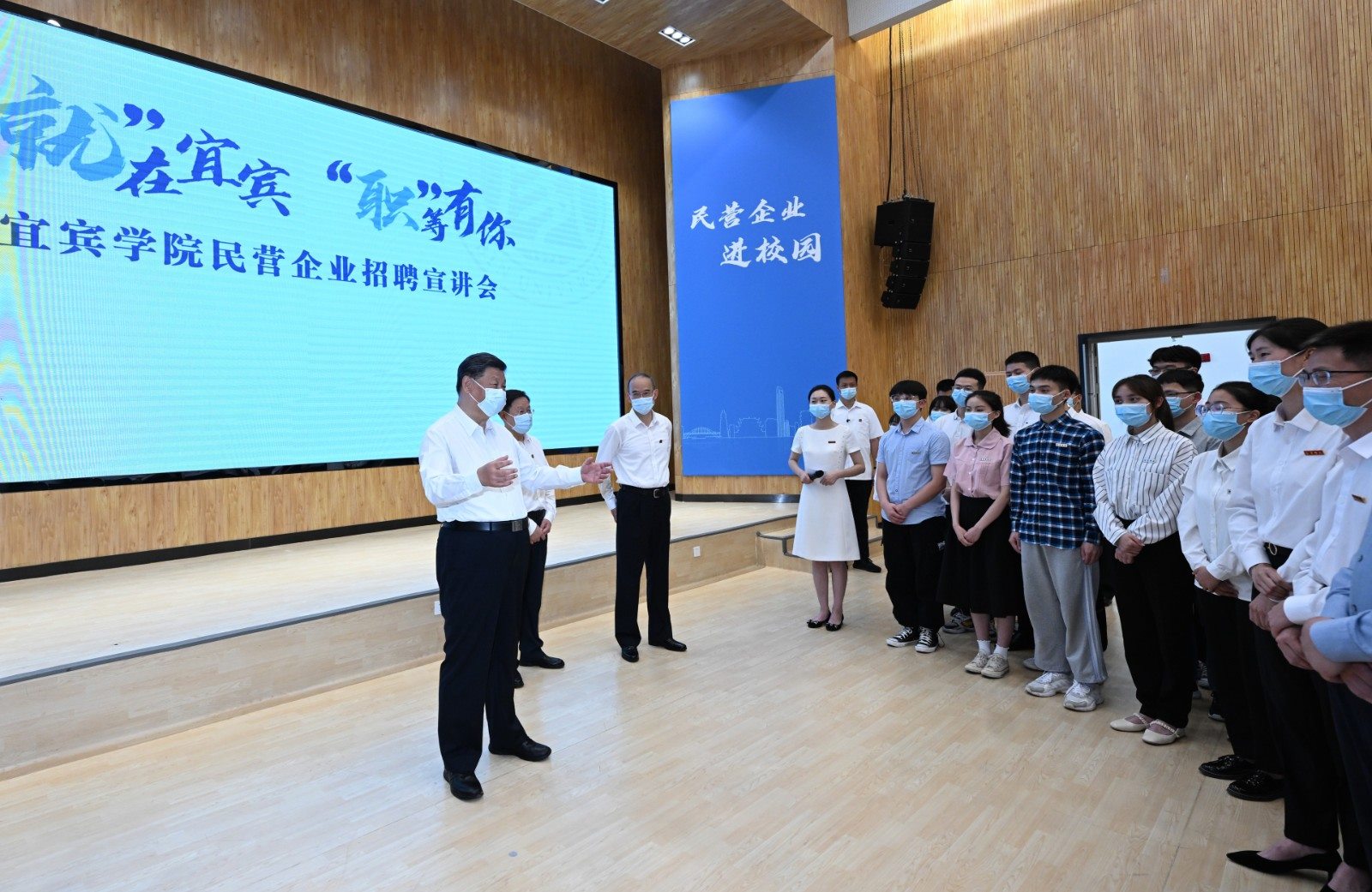 2022年6月8日，習(xí)近平總書(shū)記在四川考察。這是8日下午，總書(shū)記在宜賓學(xué)院考察時(shí)，向正在參加企業(yè)招聘宣講會(huì)的教師、學(xué)生、企業(yè)負(fù)責(zé)人了解企業(yè)招工需求和畢業(yè)生簽約率等情況。