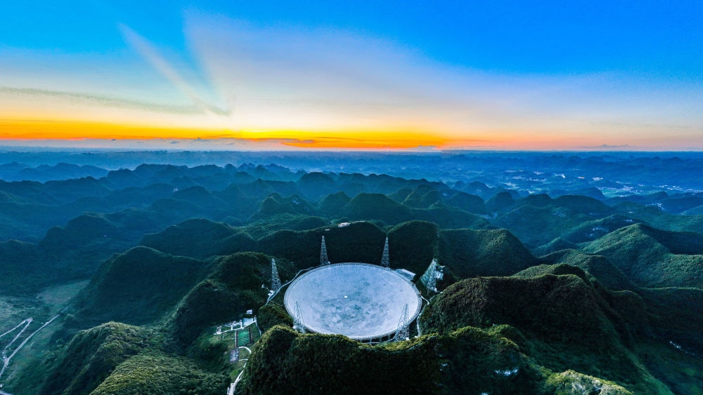 2022年7月21日，霞光中的“中國天眼”（維護(hù)保養(yǎng)期間拍攝）。新華社記者 歐東衢 攝